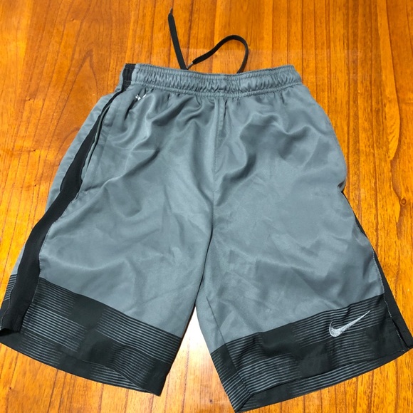 nike workout shorts with pockets